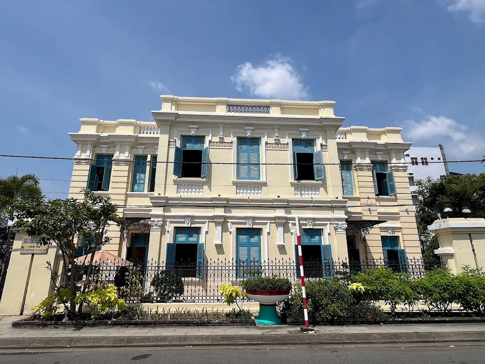 Nhà Công tử Bạc Liêu có kiến trúc sang trọng, tọa lạc trên trục đường chính